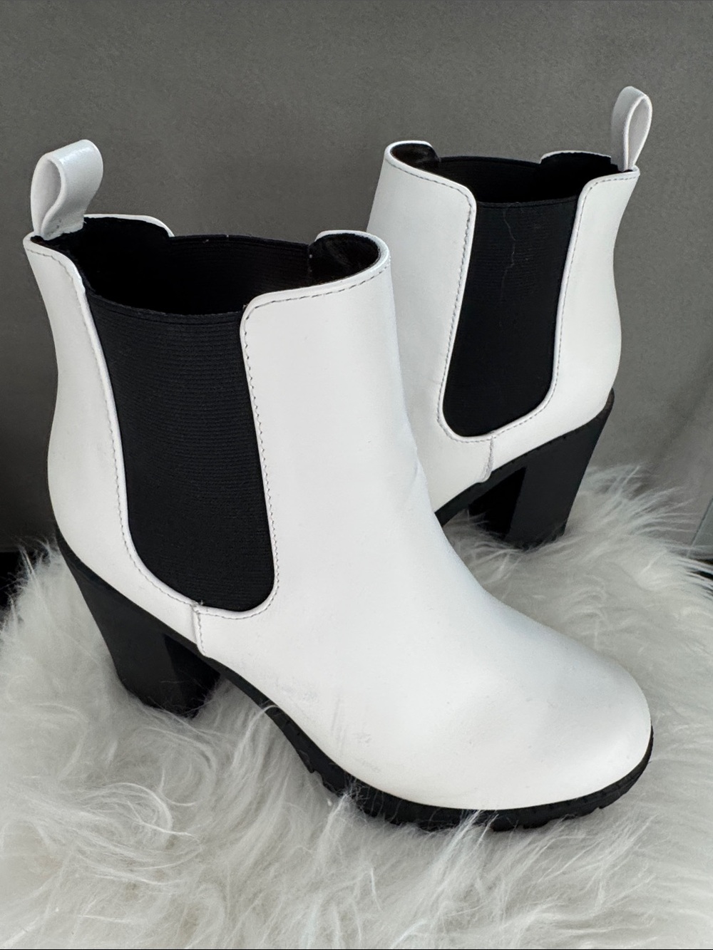 White Chelsea Ankle Boots Lug Sole Block Heel Size 7 Grunge Fall Streetwear